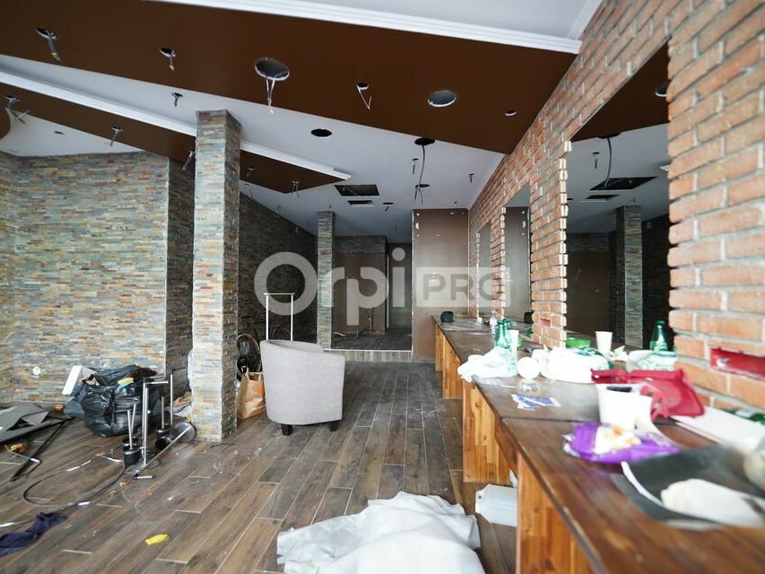 LOCAL COMMERCIAL - VENTE OU LOCATION - 128 m² - LYON 6EME