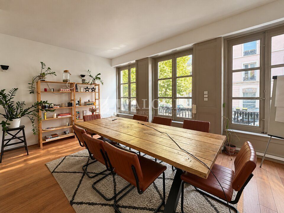 Valoris vous propose à la location une surface de bureaux de 397 m², idéalement située au cœur du 2ᵉ arrondissement de Lyon, dans le quartier très recherché d'Ainay, à proximité immédiate de la place Bellecour.