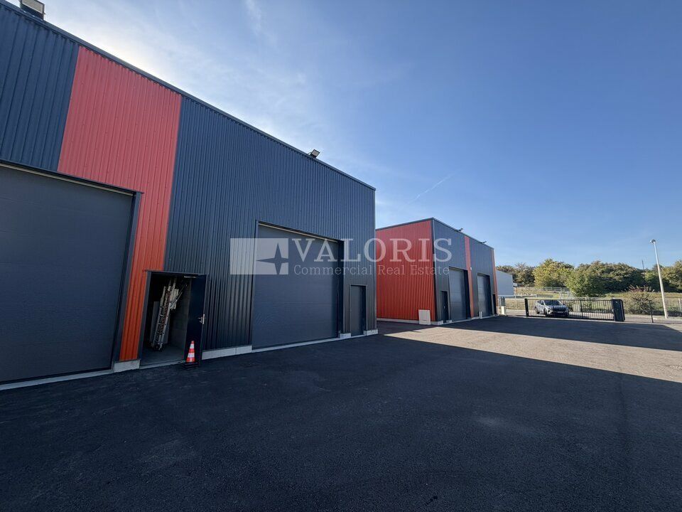 Valoris Real Estate vous propose à la vente plusieurs locaux d'activités de 115 m² sur la commune de Charvieu Chavagneux.