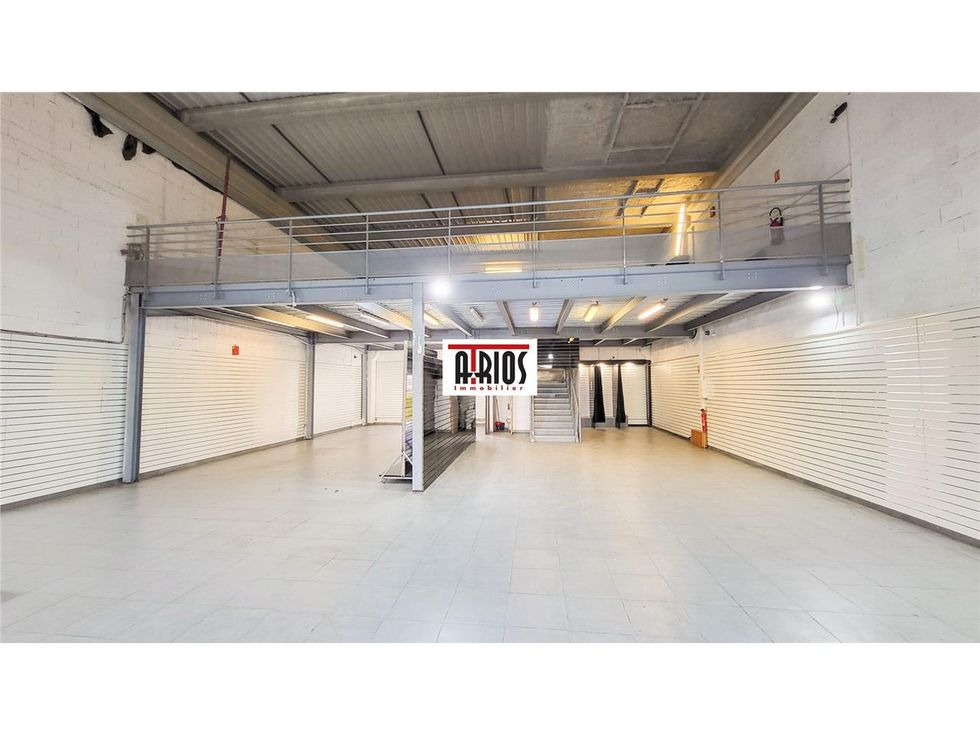 Location local commercial 308.00 m² à La Seyne-sur-Mer