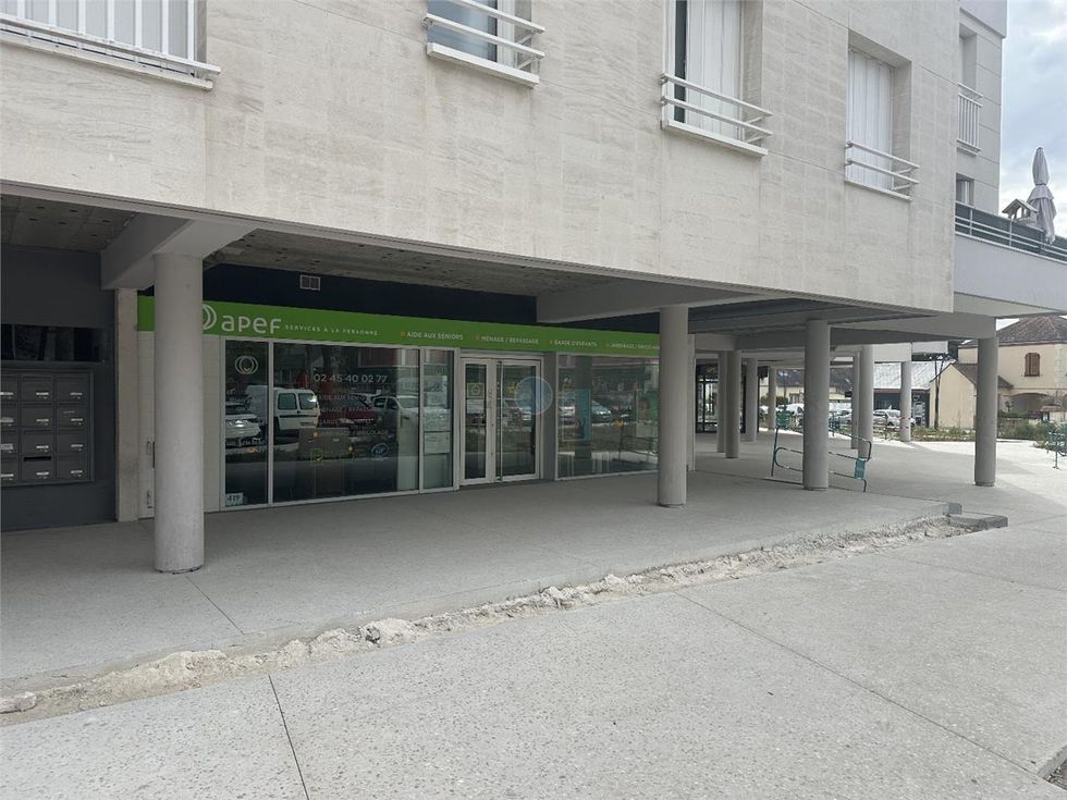 Location local commercial 63 m² à SARAN