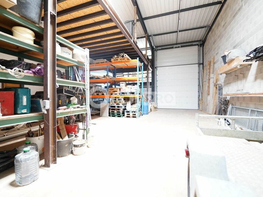 LOCAL D'ACTIVITE A LOUER - 143 m² - TALUYERS