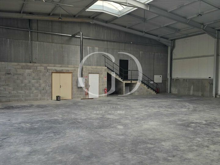 Nous vous proposons un local d'activité / de stockage de 560 m² sur la commune de Chavanoz. Le local est idéal pour une activité de stockage, ou pour une entreprise du bâtiment, accessible par poids-lourds.