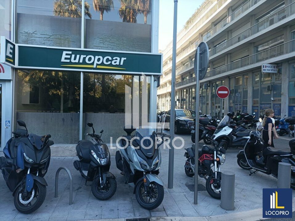 A LOUER - LOCAL COMMERCIAL D'ANGLE 54 M2 - NICE CENTRE VILLE