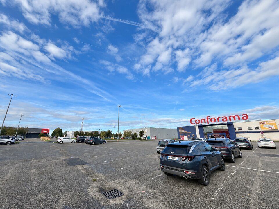 A LOUER - GONFREVILLE L'ORCHER - 630m2 - RETAIL PARK - 150 PLACES DE PARKING