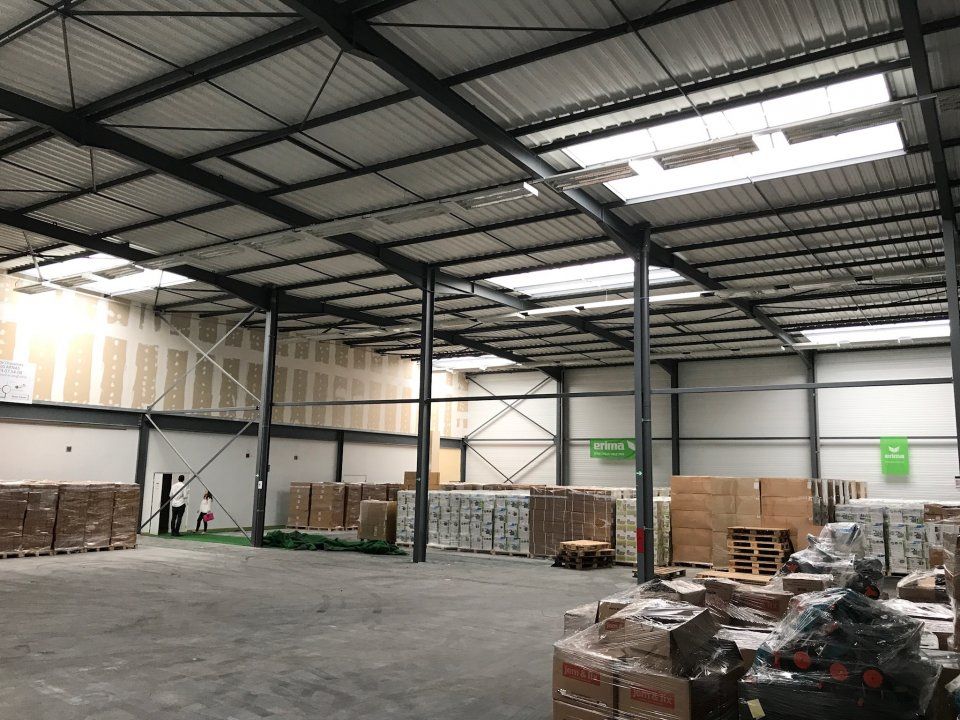 Local d'activité construit en 2013, d'une superficie de 1 200 m², à la location sur la commune de Arnas. Site clos et sécurisé. Nombreuses places de stationnement.