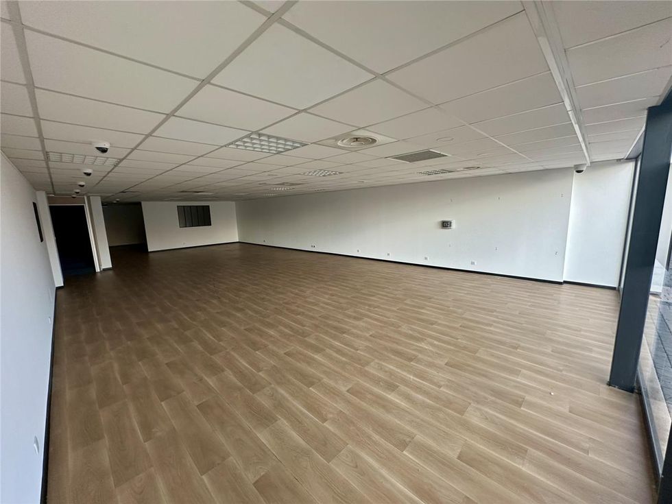 Commercial premises of 300 m2 in Puget sur Argens
