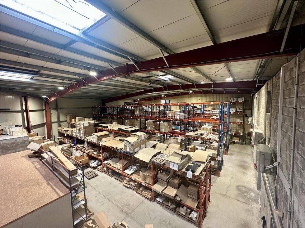 Location local 980 m² à Fréjus