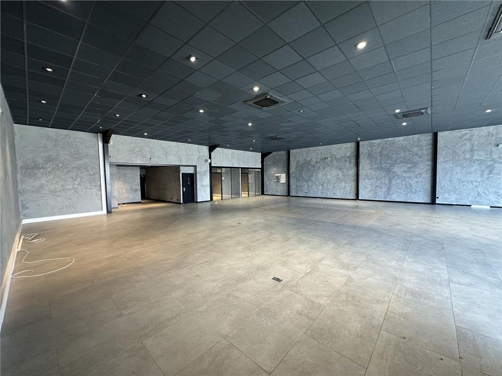 Commercial premises of 800 m2 in Puget-sur-Argens
