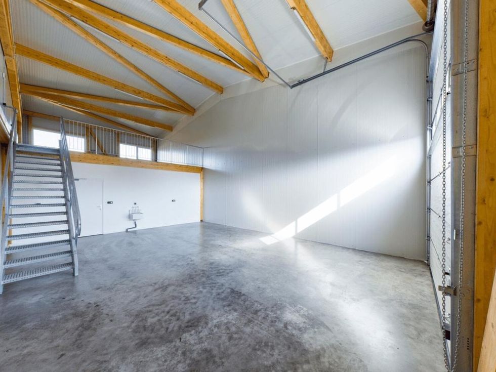 Location entrepôts 140 m² non divisibles
