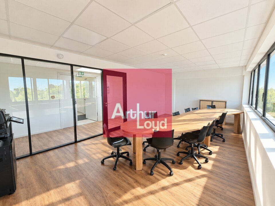 CLERMONT-FERRAND A LOUER BUREAUX 242 m² - SECTEUR MARGERIDE - AXE PASSANT