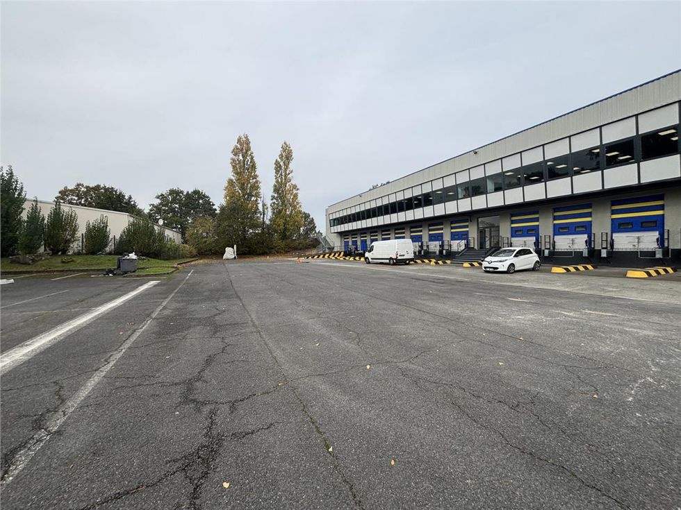 Location entrepôts 2683 m² non divisibles