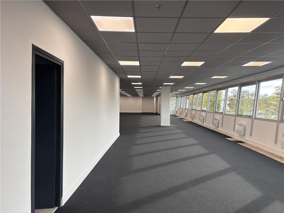 Location entrepôts 2683 m² non divisibles