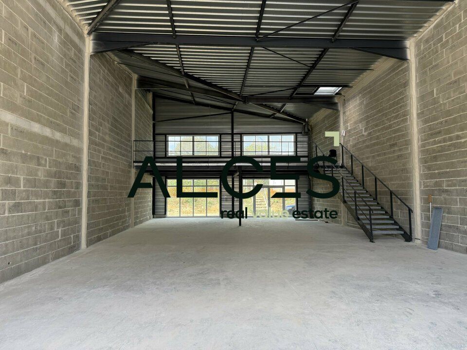 Vente local d''activites 1707.92 m² divisibles à partir de 182.25 m²