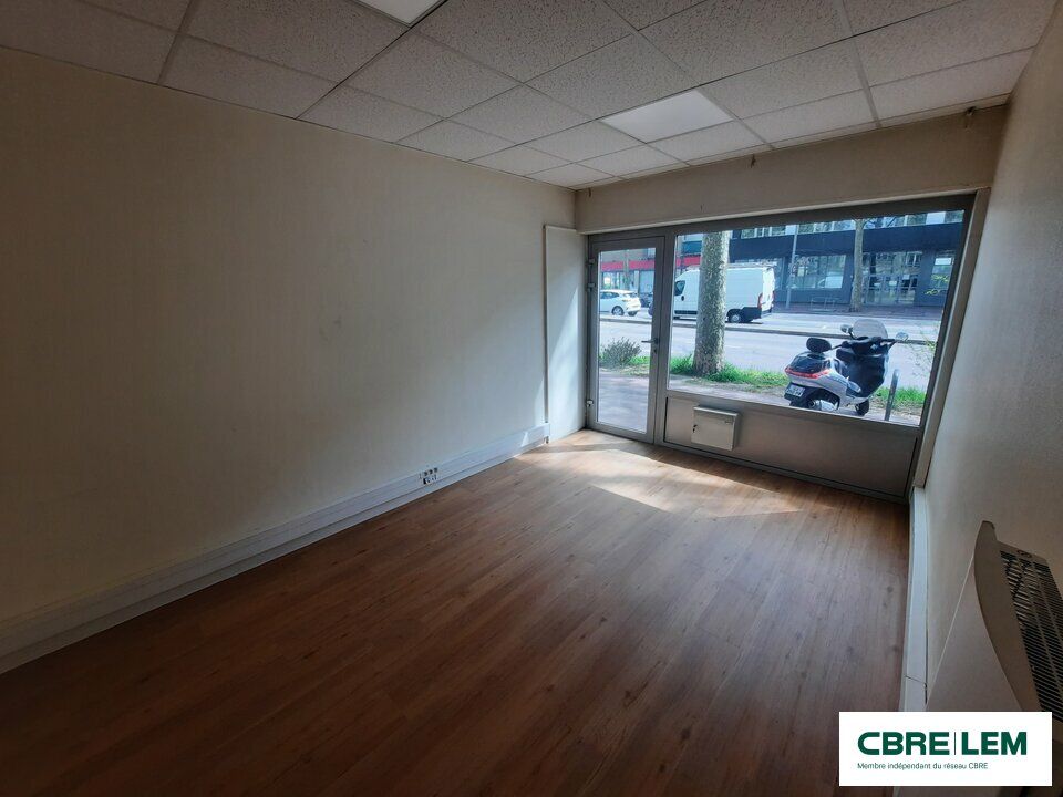 A VENDRE OU A LOUER - RDC avec vitrine - Belle visibilité.