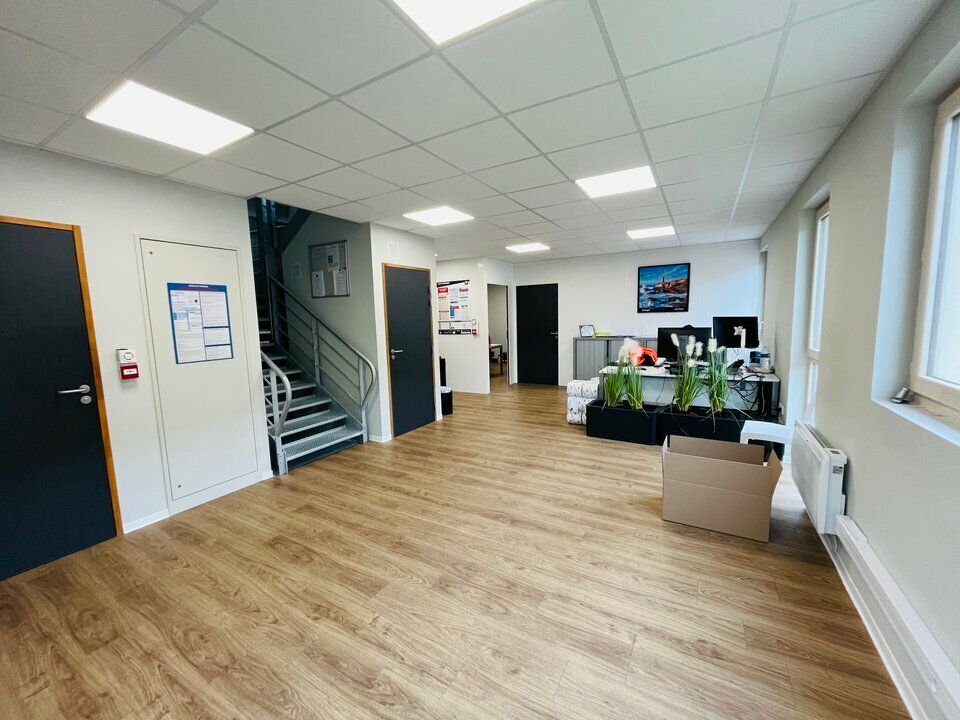 A LOUER - ZA DYNAMIQUE PERIPHERIE DU HAVRE - CELLULE 422 m² + 5 PARKING VL + TERRE PLEIN BETON 105 m²