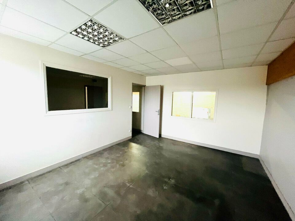 A LOUER - HARFLEUR - LOCAUX D'ACTIVITES 490 m² + 10 PARKING PRIVATIF