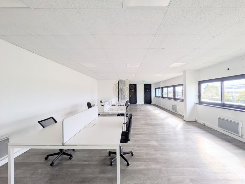 140 m² dispo à Chassieu