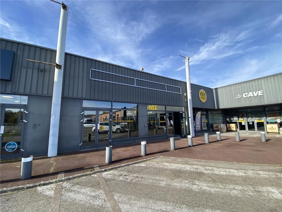 Location local commercial 208 m² à Pont-Sainte-Marie