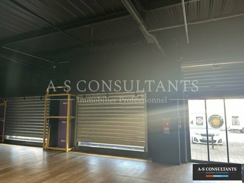 A LOUER - SAINT-ALBAN-LEYSSE (73230) - local commercial avec vitrines de 415 m² environ, ouverture portes automatiques vitrées - extraction possible - rideaux métalliques - clim réversible - grand parking 100 places.