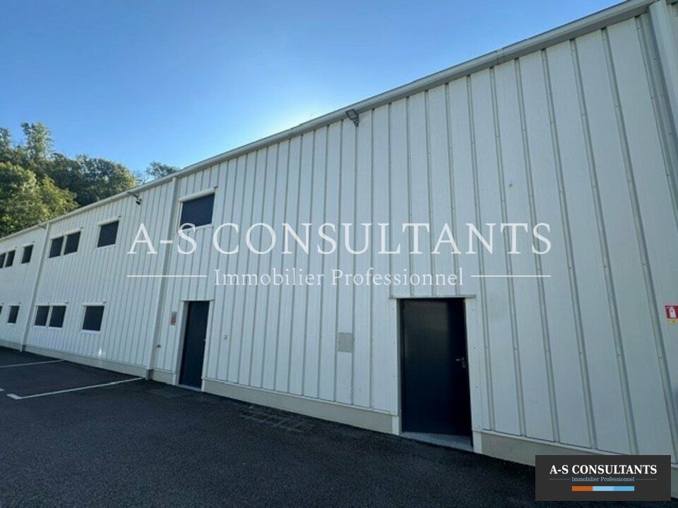 Le Bourget Du Lac (73370), à vendre, bâtiment industriel de 920 m² dont 300 m² de bureaux,620 m ² d'atelier chauffé. Porte sectionnelle grande hauteur (5m), grande hauteur sous faîtage.Site clos et sécurisé.