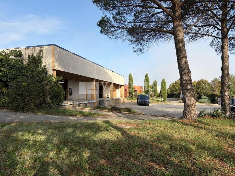 Valoris Real Estate vous propose à la vente ou à la location un bâtiment de 2050 m² indépendant sur son terrain de 6600 m², au coeur de la ZA du Baconnet à Montagny.
