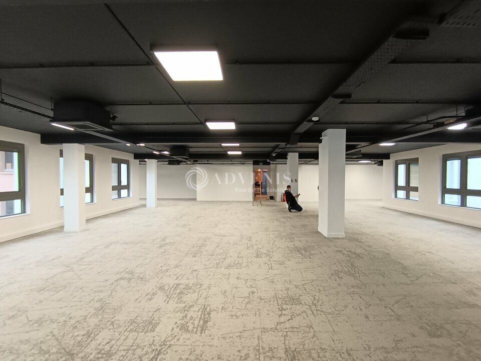 BUREAUX RÉNOVÉS DE 285 M² AVEC TERRASSE ET PARKING – LILLE CENTRE