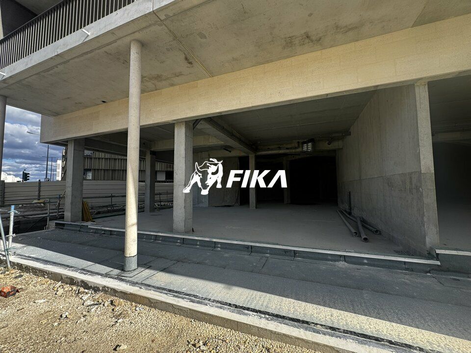 Vente local commercial 618 m² divisibles à partir de 108 m²