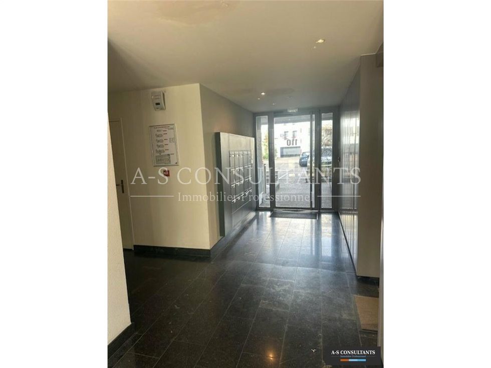 A VENDRE AIX-LES-BAINS (73100) - superbe surface de bureaux (102 m² environ) au 2ième étage d'un immeuble moderne avec ascenseur - accès PMR - axe passant - 1 place de stationnement privative.