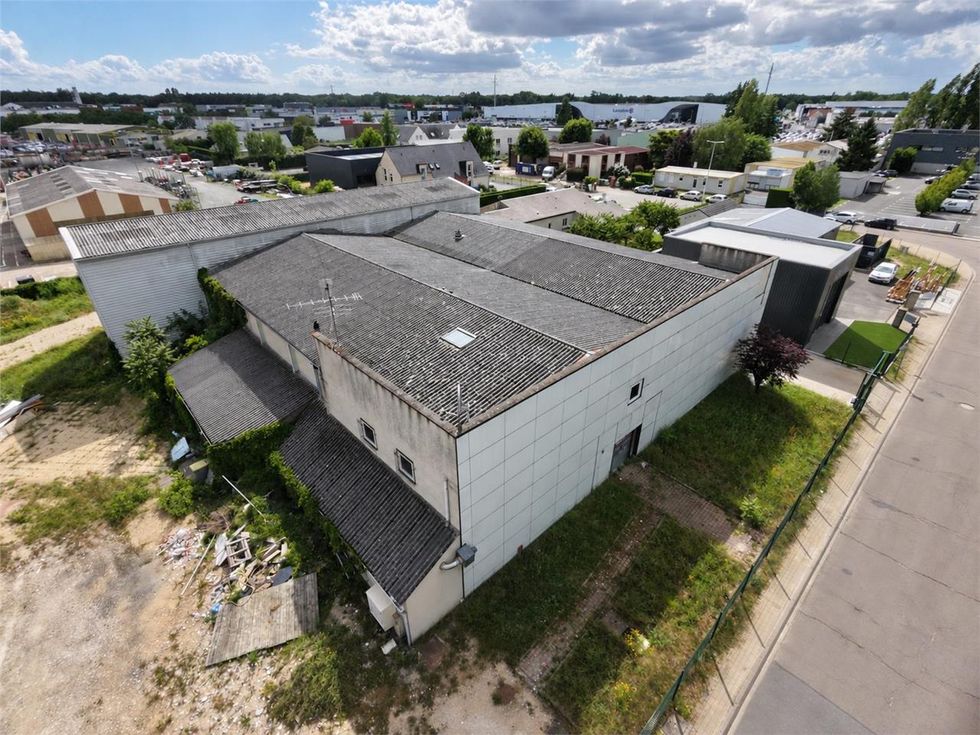 Location local 1400 m² à Olivet
