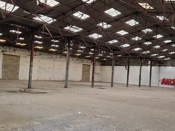 Vente local d''activites 2334 m² divisibles à partir de 740 m²