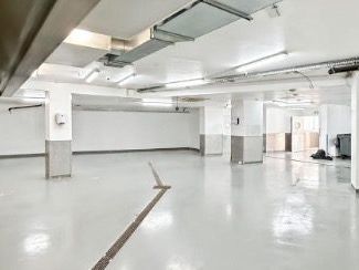 Location local commercial 350 m² à Paris