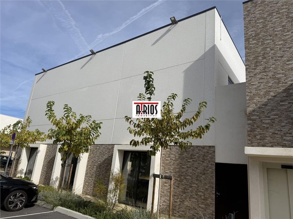 Vente local 560.00 m² à Cuers
