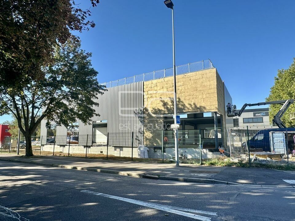 Location local commercial 700 m² non divisibles