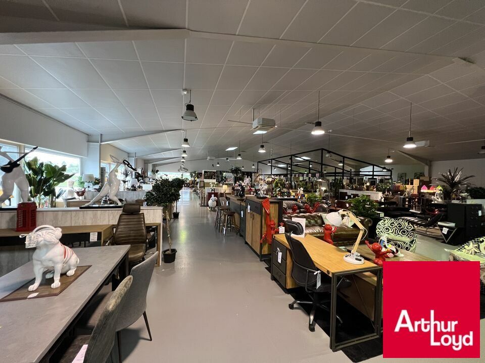 Forte visibilité et accès facile pour ce local commercial en plein coeur de la Route du Meuble !