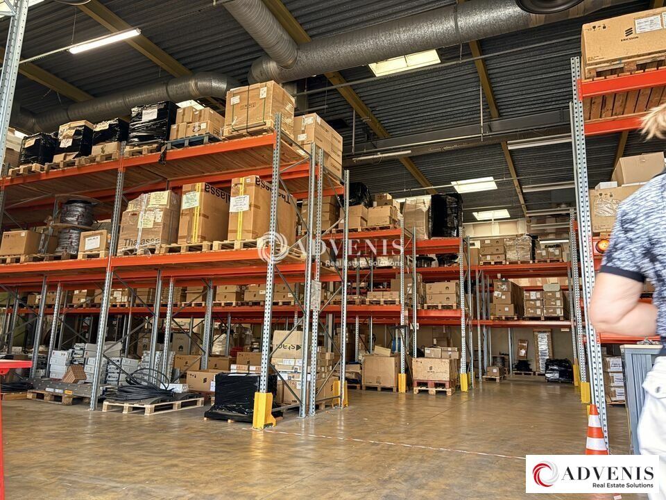 A VENDRE/ A LOUER - BATIMENT INDEPENDANT DE 2600 M² SUR 8 572 M² DE TERRAIN - PROCHE A63