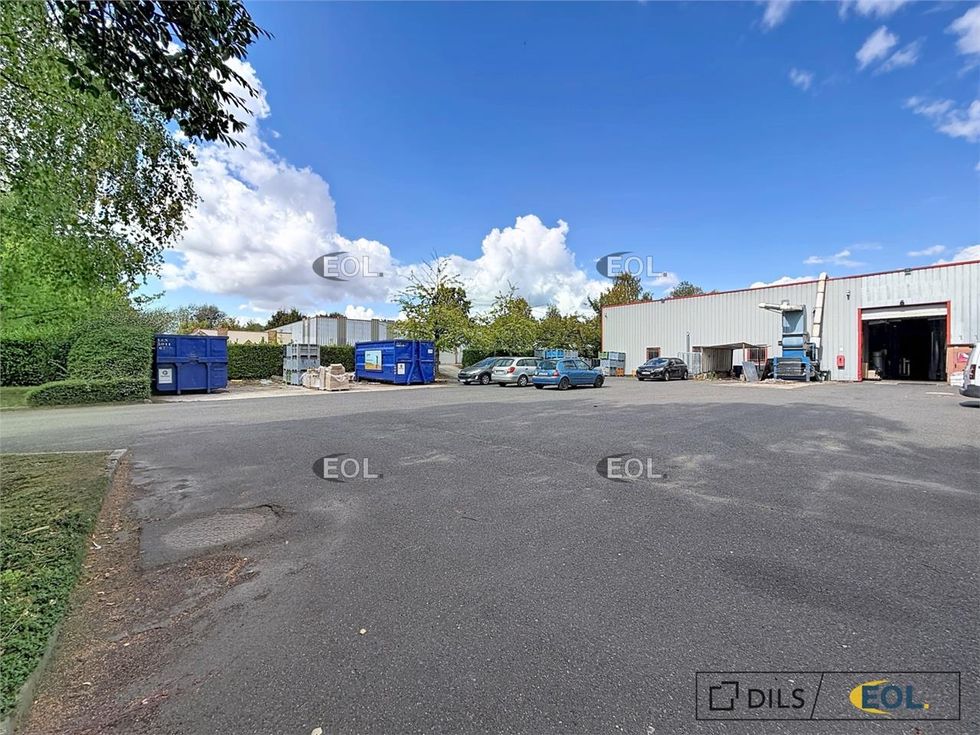 A VENDRE - A LOUER - Batiment indépendant de 2 446 m² - Cormeilles en Vexin (95)