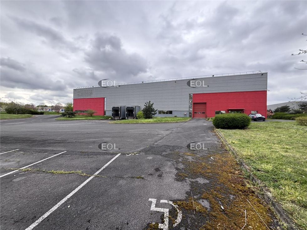 A VENDRE / A LOUER : immeuble indépendant de 4 225m² à Saint Ouen l'Aumône