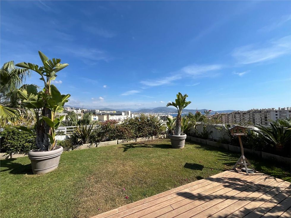 CBRE vous propose à la vente ou à la location des