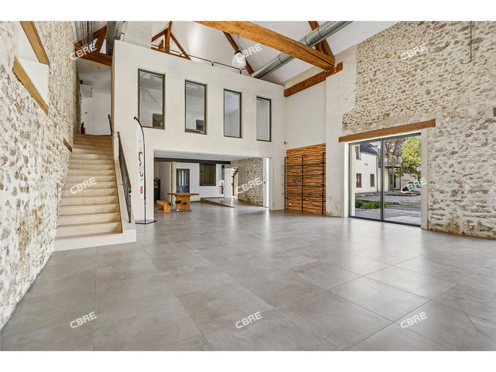 CBRE vous propose à vendre, un entrepôt/local d'a