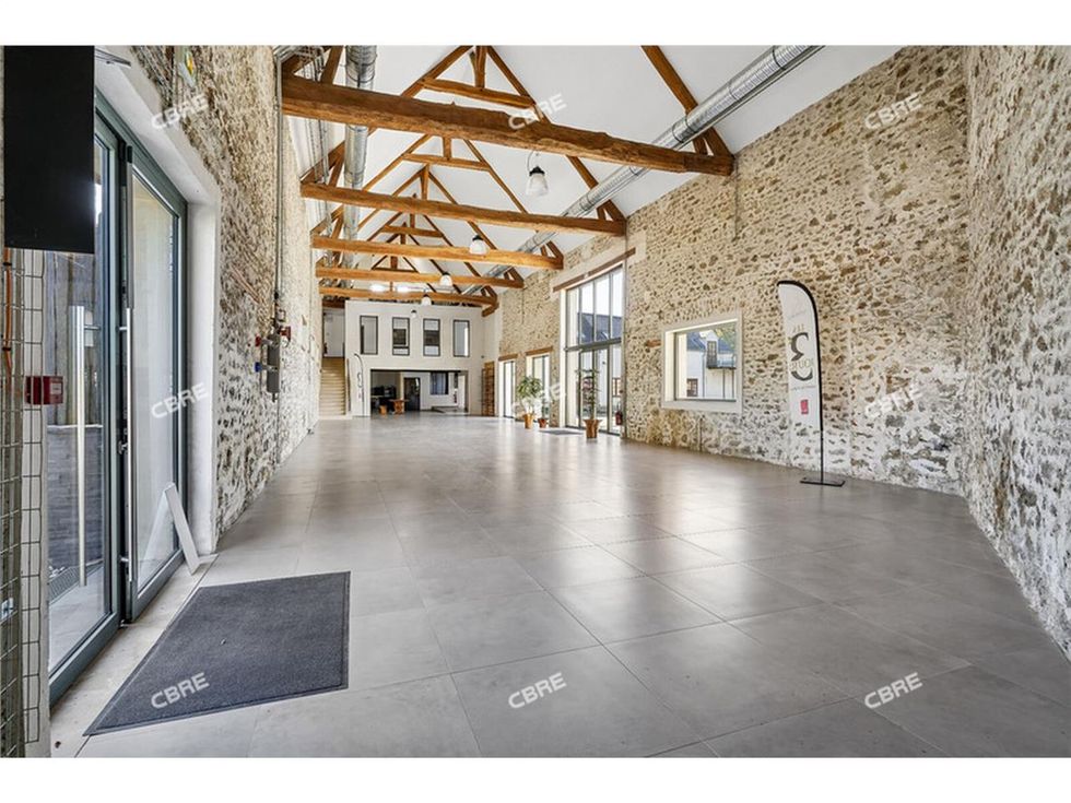 CBRE vous propose à vendre, un entrepôt/local d'a