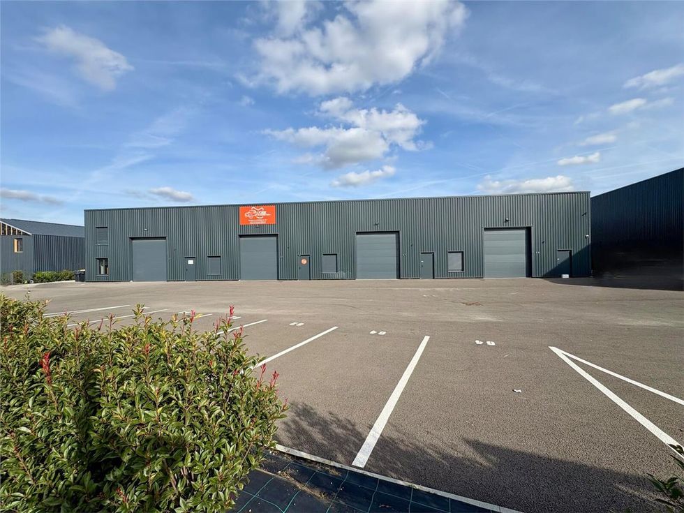 LOCATION CELLULE D'ACTIVITÉ DE 200 M2 Secteur C