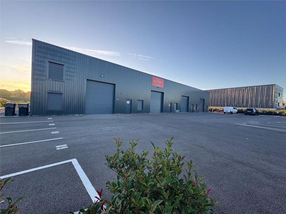 LOCATION CELLULE D'ACTIVITÉ DE 200 M2 Secteur C