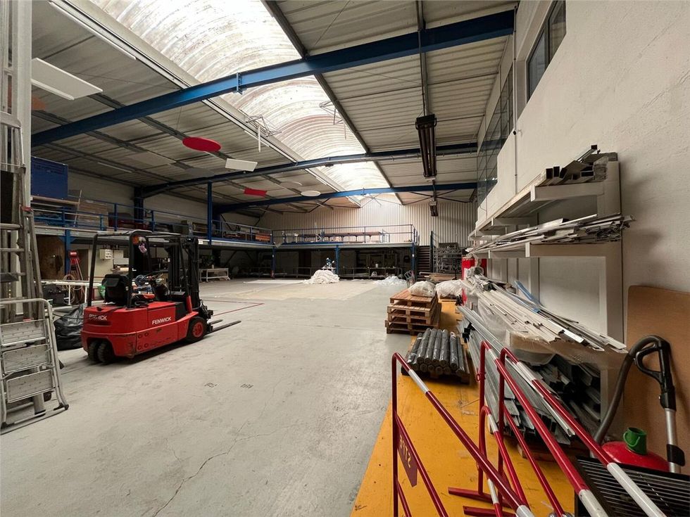 A LOUER LOCAL D'ACTIVITÉ 810 M2 ZI SENTE DU MOULI
