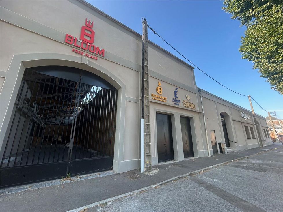 A VENDRE - LOCAUX COMMERCIAUX - 2716 M2 - SAINT-Q