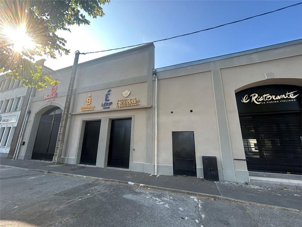 A VENDRE - LOCAUX COMMERCIAUX - 2716 M2 - SAINT-Q