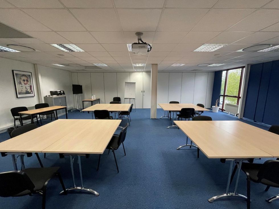 1933 m² pour ce activité en location à Goussainville