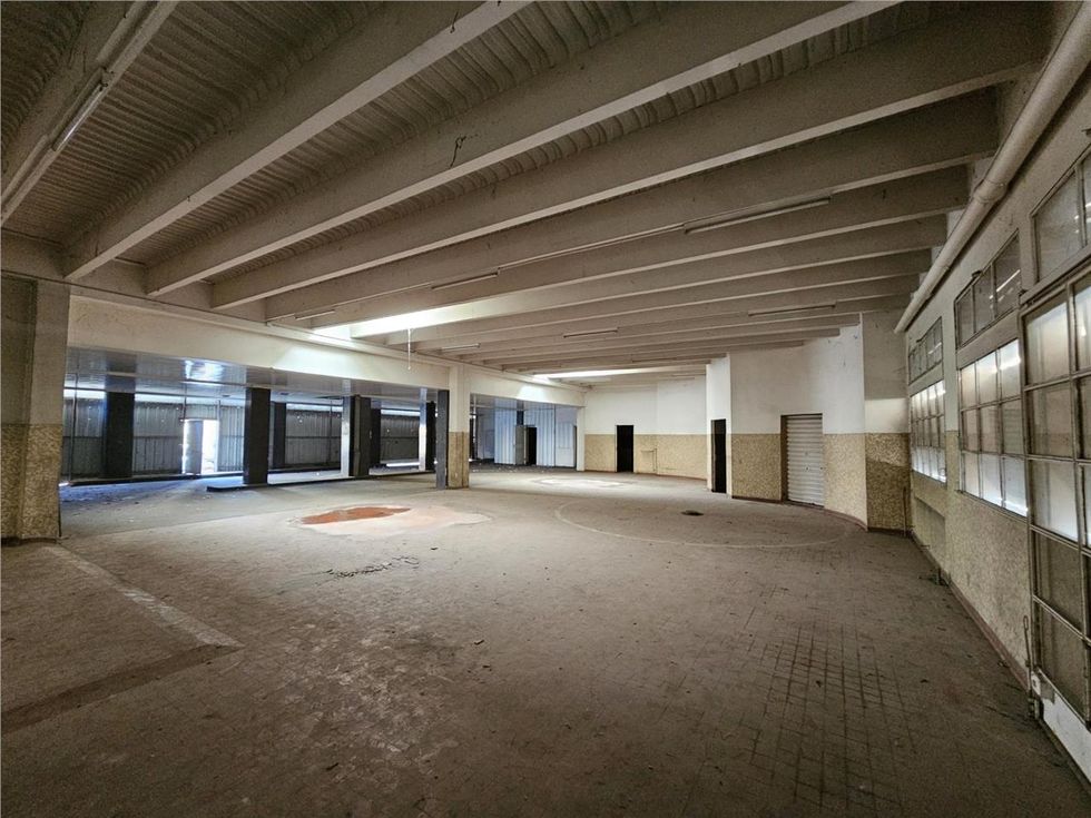 BAISSE DE PRIX A vendre : Local de 550 m² en pied