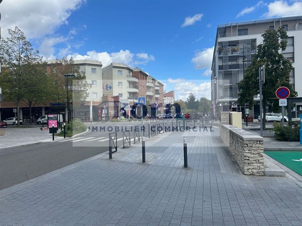 A VENDRE - MURS LIBRES LOCAL COMMERCIAL / CABINET DENTAIRE - GUYANCOURT- 195 M²