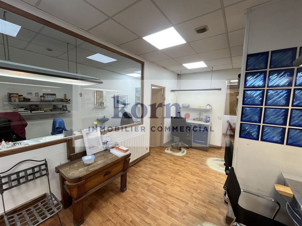 Commerce libre de 53m² à vendre - 9ème Arrondissement